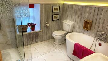 Combined shower/bathtub, hair dryer, towels, toilet paper