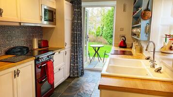 Køleskab, mikrobølgeovn, ovn, kogeplade