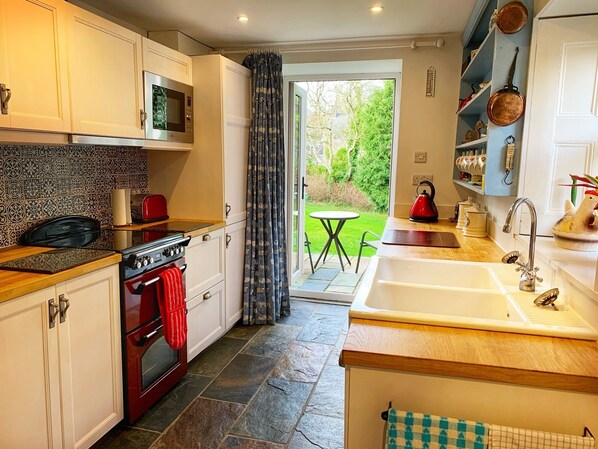 Fridge, microwave, oven, stovetop - Corner Cottage 1 mile from Ballygally and Antrim Coast Rd (Larne)