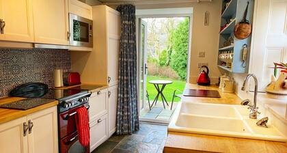 Corner Cottage 1 mile from Ballygally and Antrim Coast Rd