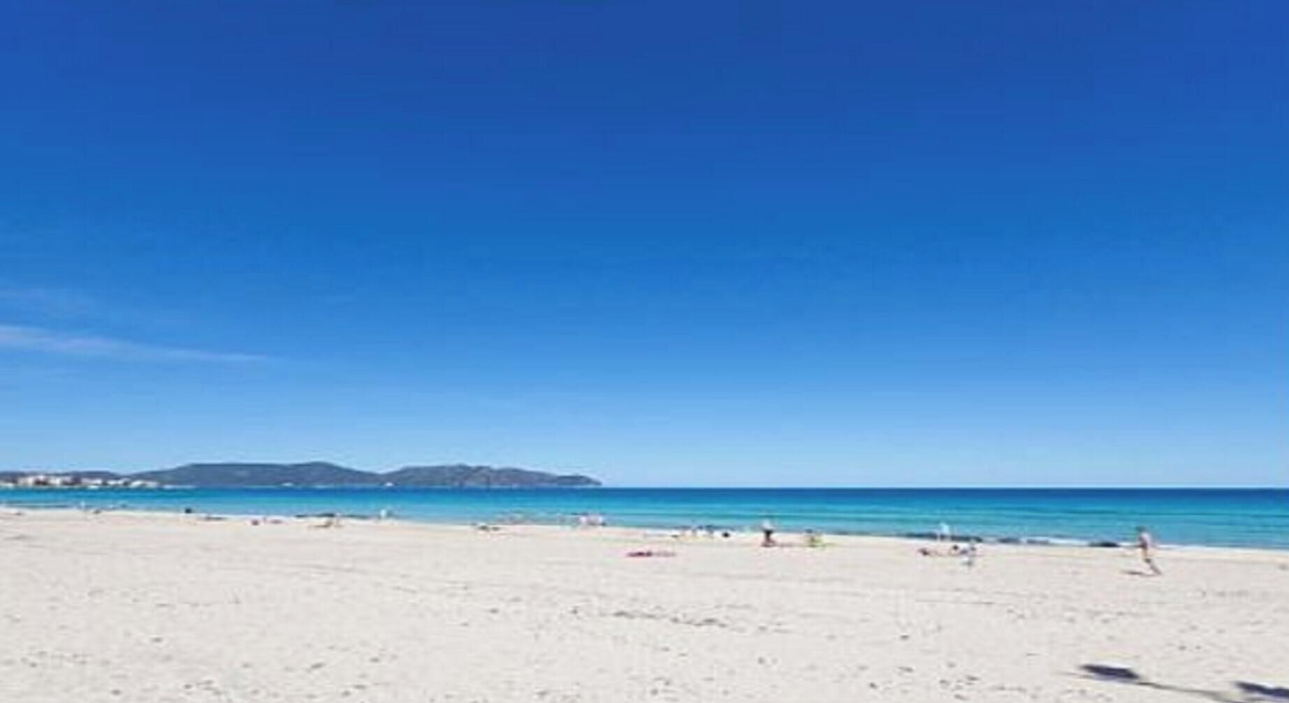 Una spiaggia nelle vicinanze