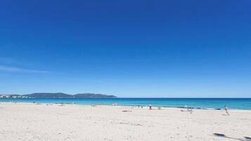 Una spiaggia nelle vicinanze