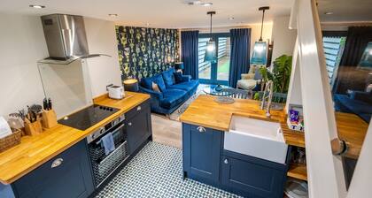 Trendikkäät rantojen parit vetäytyvät kauniissa Thornhamissa