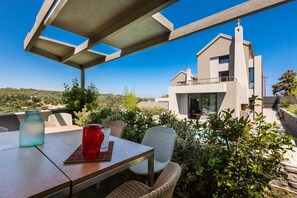 Outdoor dining - Villa Blanche - Top quality villa surrounded by nature, close to the beach (Chania)