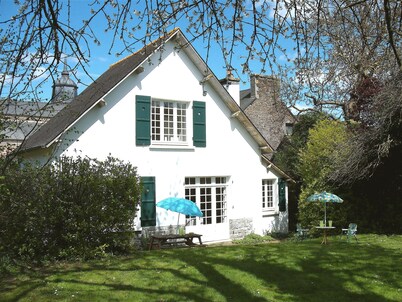 Charming Cottage in the centre of a village with a Large Secluded Garden