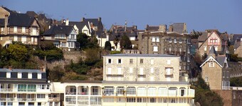 Charming Cottage in the centre of a village with a Large Secluded Garden 