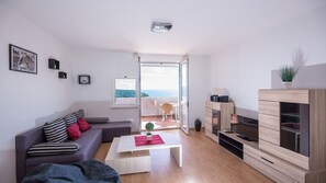 TV, libri, impianto stereo