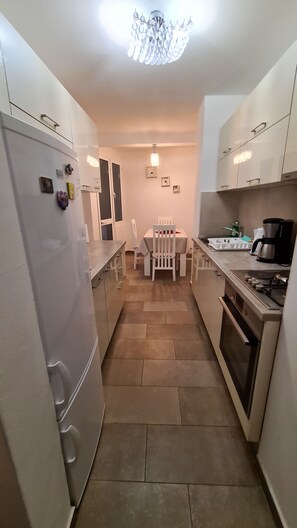Fridge, oven, stovetop, dishwasher