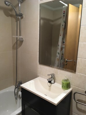 Badekar, hårtørrer, bidet, håndklæder