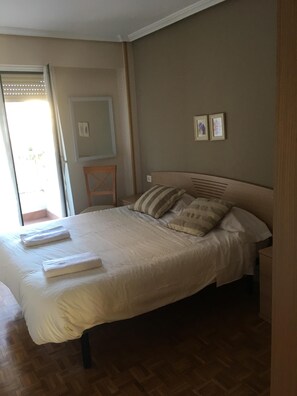 3 habitaciones, escritorio, tabla de planchar con plancha y wifi gratis 