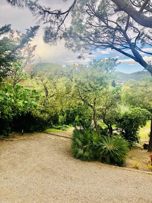 Property grounds - Charming villa, garden, beach and port 7 min walk, reversible air-conditioning, boules court. (Les Issambres)