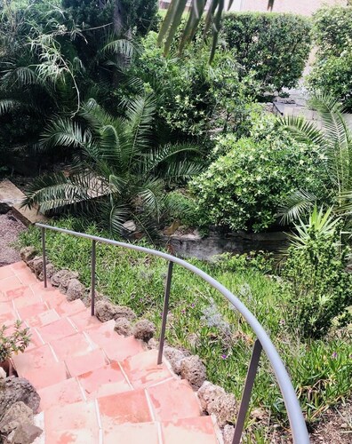 Charming villa, garden, beach and port 7 min walk, reversible air-conditioning, boules court.