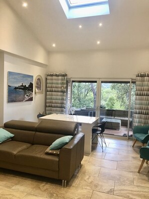 TV, caminetto, libri