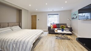 1 quarto, ferros/tábuas de passar roupa, berço de viagem