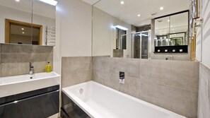 Bañera, secador de pelo, toallas, jabón