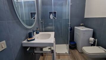 Doccia, asciugacapelli, bidet, asciugamani