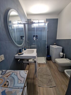 Een douche, een haardroger, een bidet, handdoeken