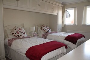 3 bedrooms, iron/ironing board, free WiFi, bed sheets - Abbot's House in Doonfoot (Doonfoot)