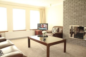 TV, fireplace - Abbot's House in Doonfoot (Doonfoot)