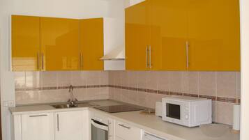 Kühlschrank, Mikrowelle, Ofen, Herdplatte