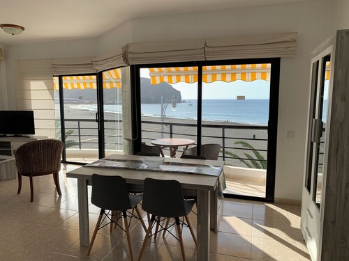 Sea Breeze Apartment beachfront with spectacular views