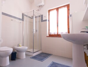 Shower, hair dryer, towels, soap - Villa Paolina: private pool, large shady patio, front garden. (Calasetta)