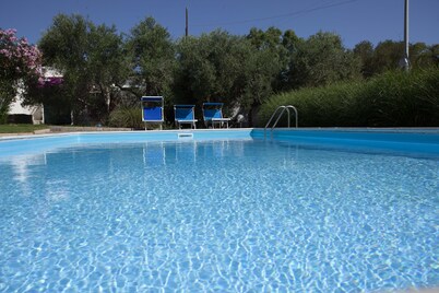 Villa Paolina: private pool, large shady patio, front garden.
