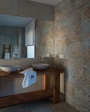 Bathtub, hair dryer, towels