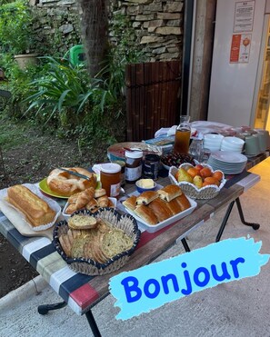 تناول الطعام بالخارج