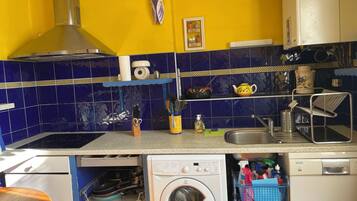 Kühlschrank, Mikrowelle, Herdplatte, Geschirrspüler