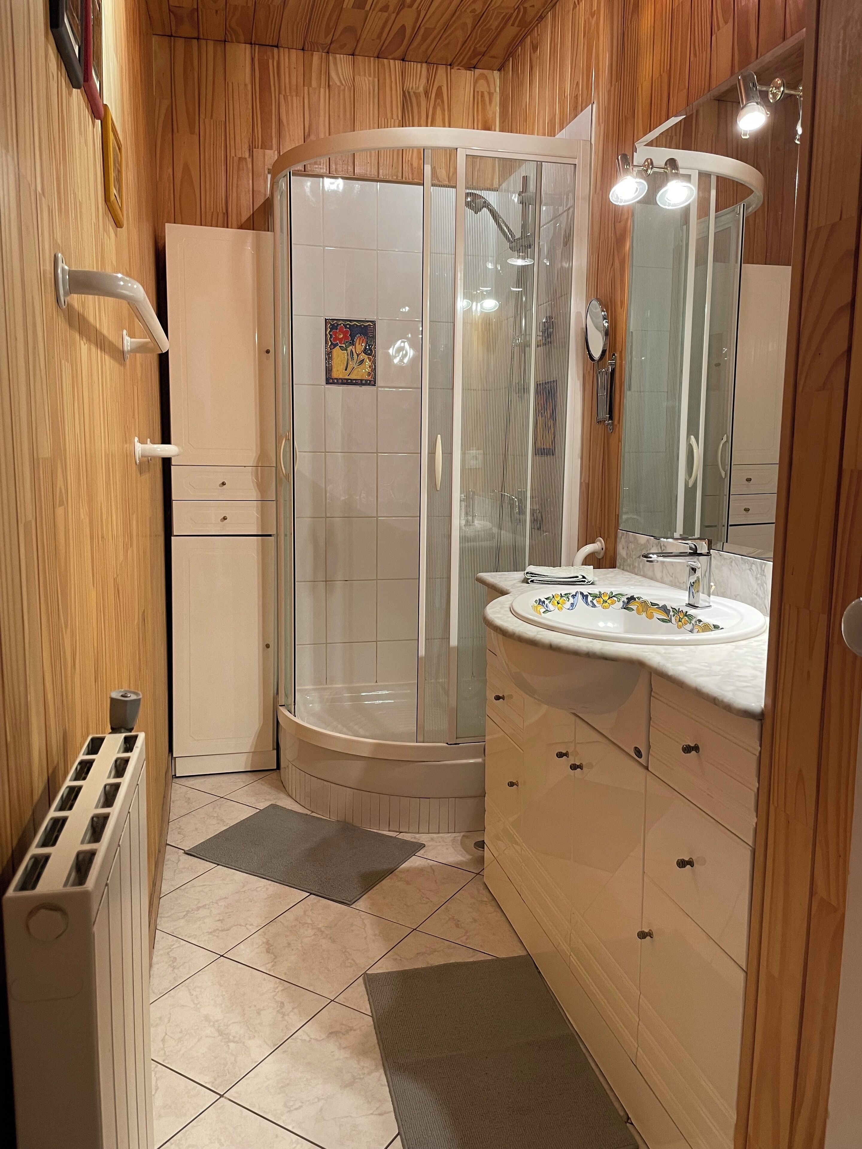 Een douche, een haardroger, handdoeken