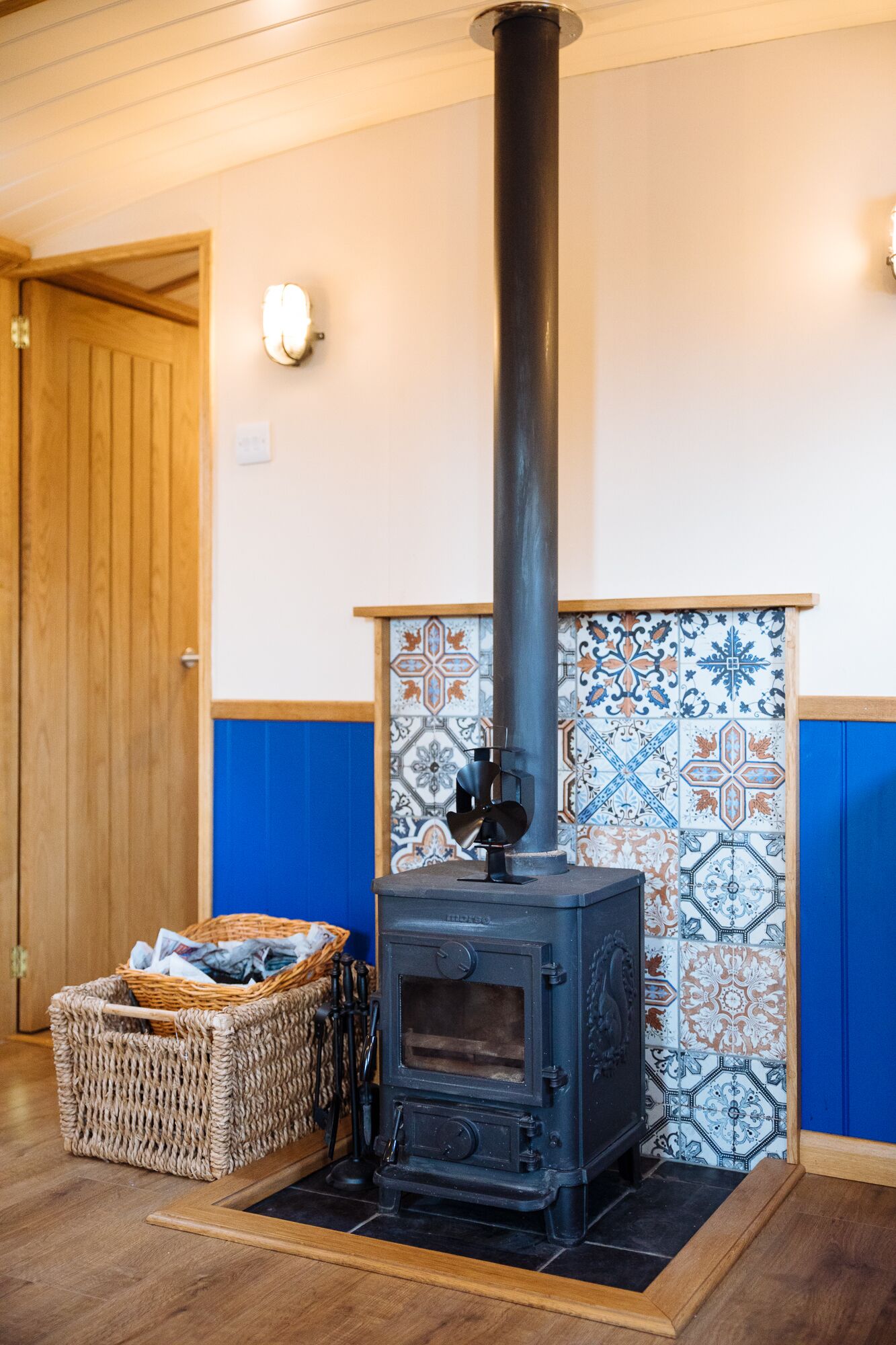 beautifully decorated and cozy housboat, glasgow