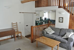 TV, fireplace, DVD player, books - Oxford. C16th Cottage In Courtyard Setting. Garden.  Parking. Free Wifi. (Wheatley)