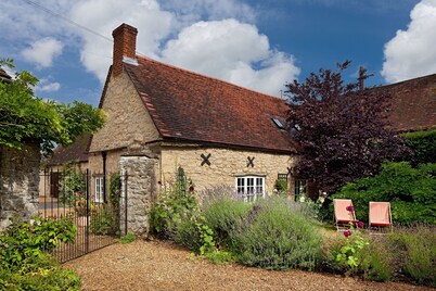 Oxford. C16th Cottage In Courtyard Setting. Garden. Parking. Free Wifi.