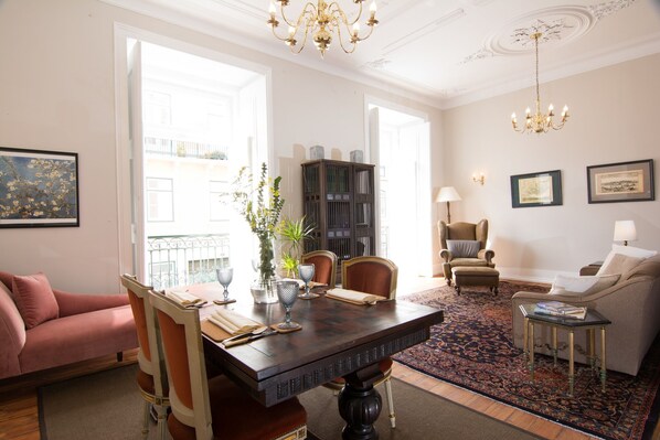 Dining - Spacious, Traditional in Historic Lisbon, with air-conditined & central heating (Lisbon)