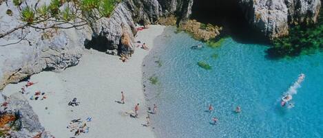 Vlak bij het strand, ligstoelen, strandlakens