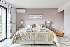 4 bedrooms, desk, iron/ironing board, free WiFi