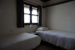 4 bedrooms, iron/ironing board, free WiFi, bed sheets