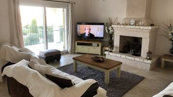 TV, fireplace, DVD player, books