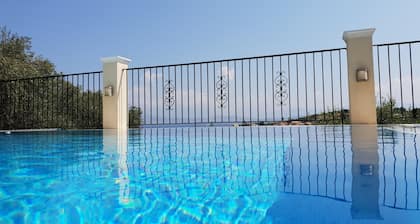 Villa mit privatem Pool und wunderschönem Meerblick - leicht zu Fuß zum Zentrum