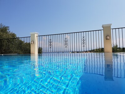 Villa With Private Pool And Beautiful Sea Views - easy walk to centre
