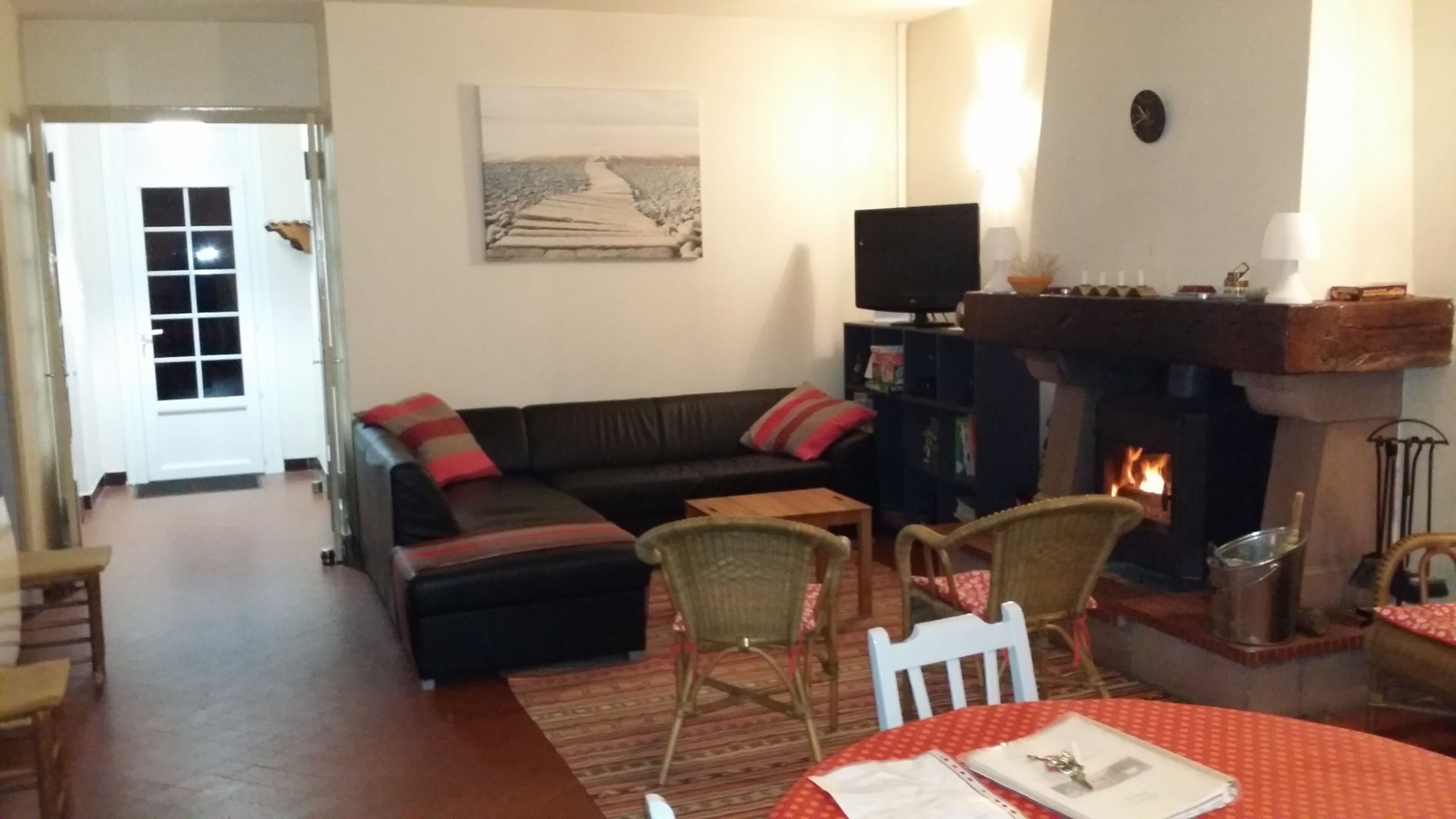 Comfortable villa, space, nature, fenced garden, 100m beach and village