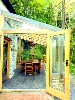 Outdoor dining - Mellow Mountain Eco Retreat exclusive use with Tipi, wood burning Hot Tub, Sauna (Llangollen)