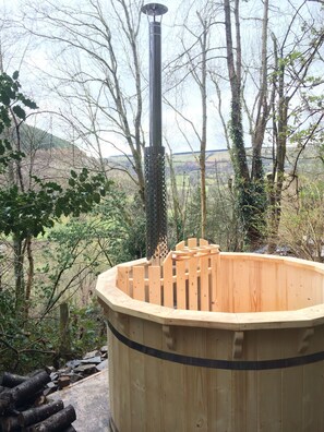 Banyera d'hidromassatge a l'aire lliure