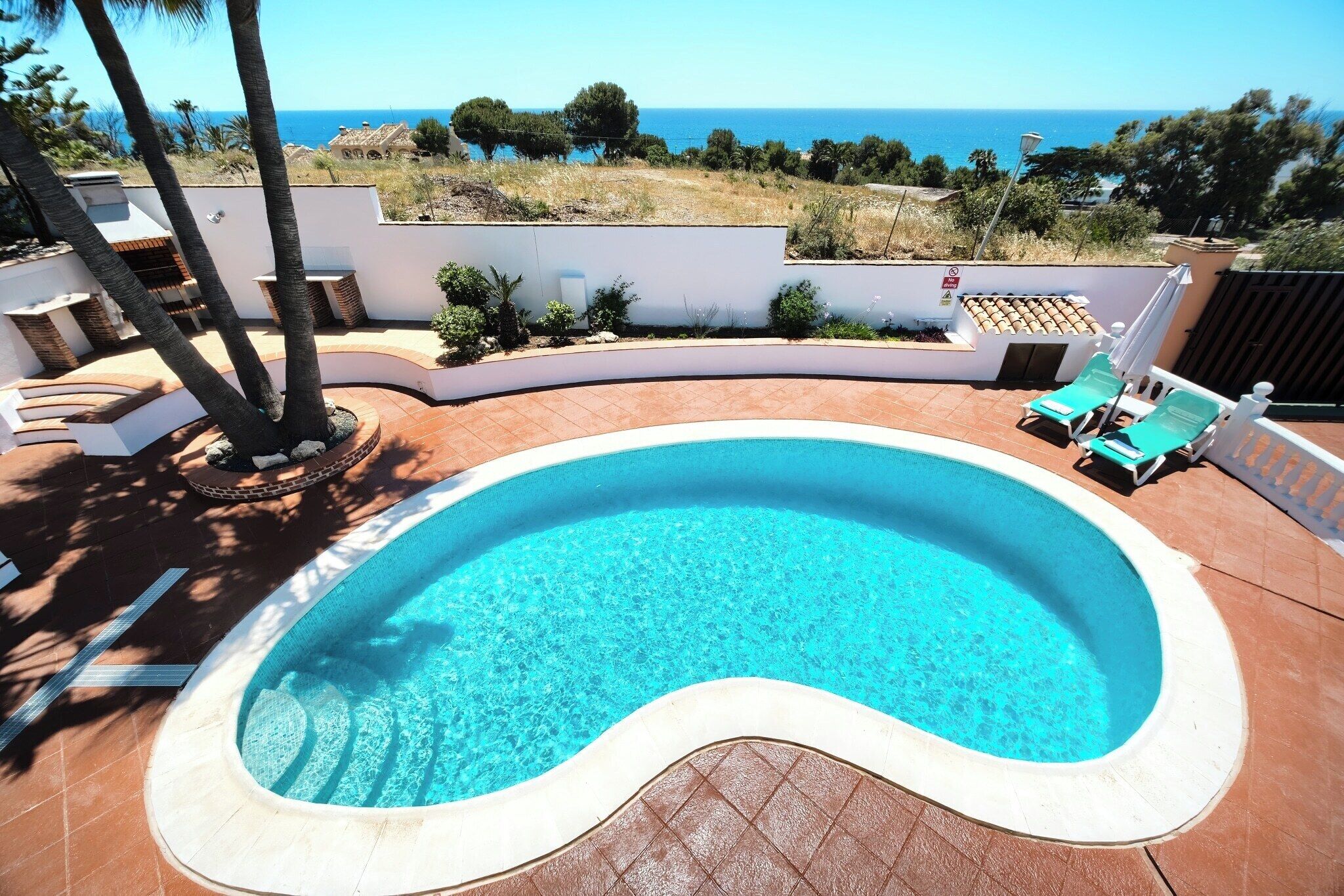 Una piscina al aire libre, una piscina climatizada
