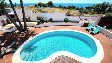 Una piscina al aire libre, una piscina climatizada