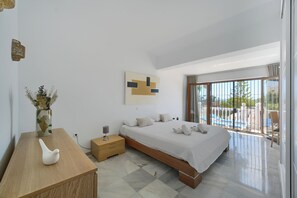 4 عدّة غرف نوم وخزنة داخل الغرفة وواي فاي وملاءات أسرّة