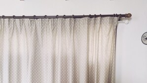 Un lit bien fait, avec une couvre-lit à motifs et des serviettes pliées.