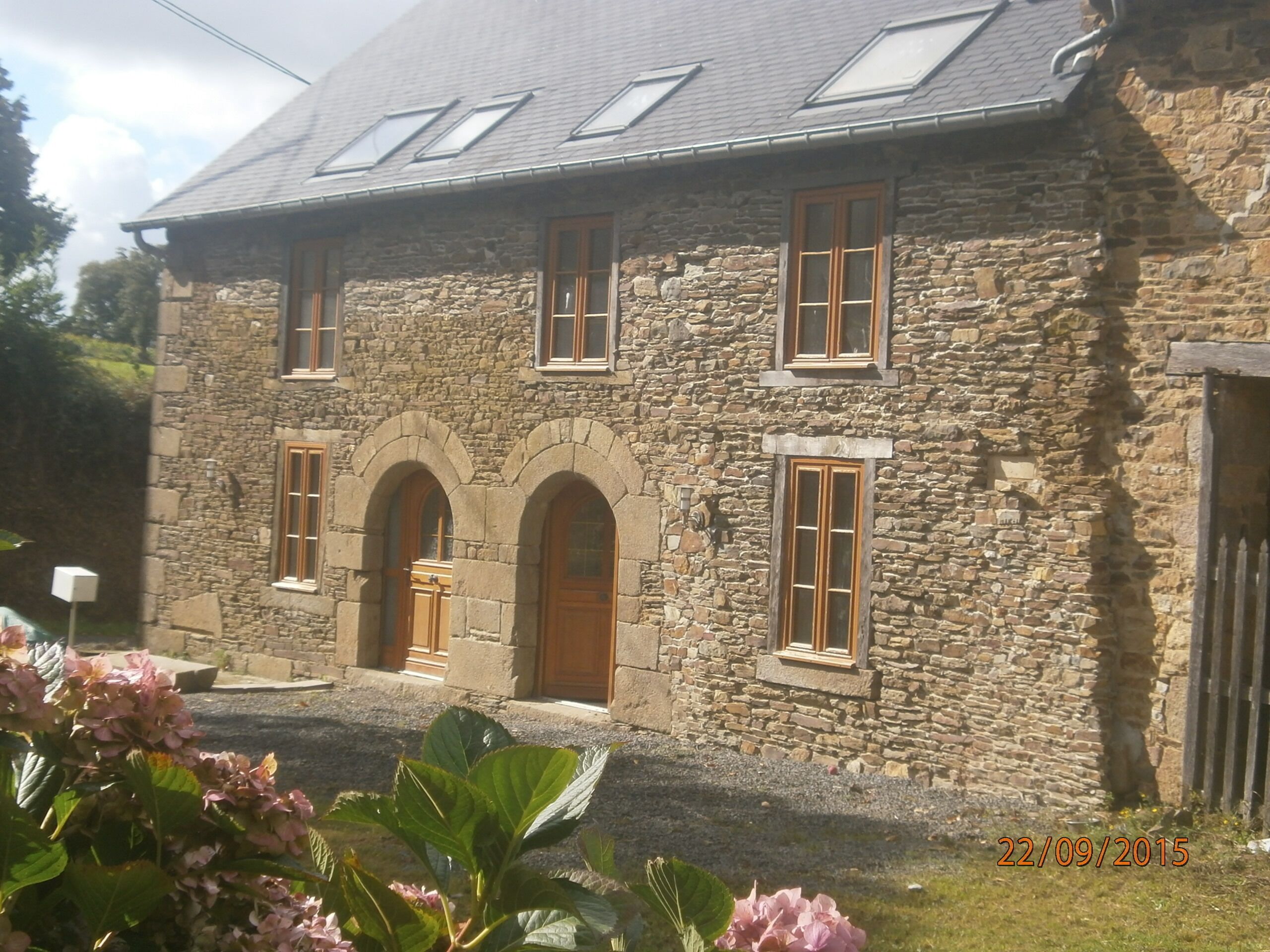 Beautiful renovated stone cottage, close to Brittany's major attractions