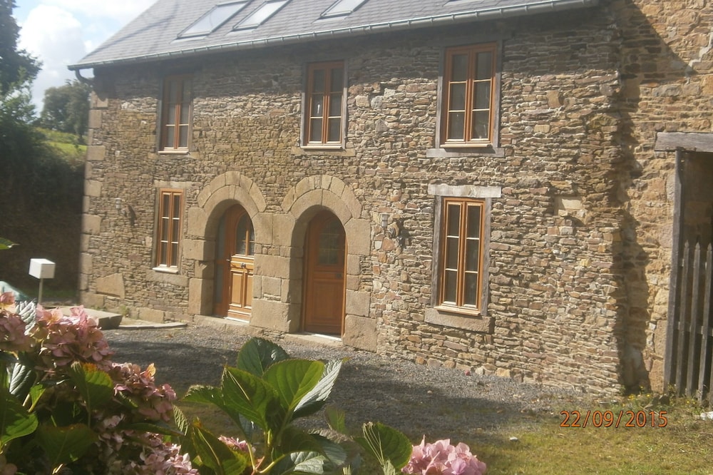Beautiful renovated stone cottage, close to Brittany's major attractions